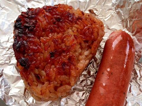 ストーブの上で♩焼きおにぎりとソーセージ